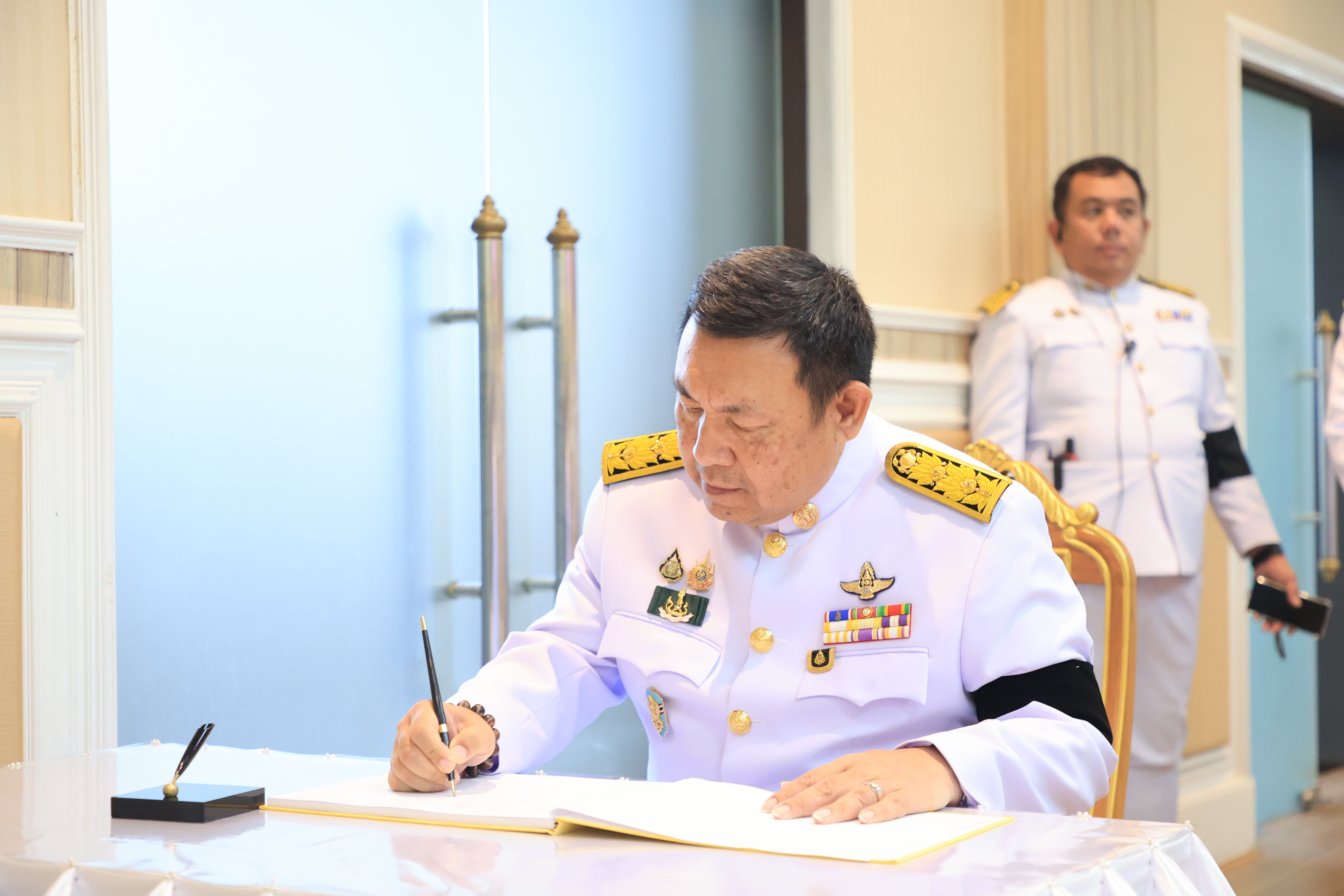 title - เลขาธิการ ส.ป.ก. ลงนามถวายพระพร สมเด็จพระนางเจ้าฯ พระบรมราชินี เนื่องในโอกาสวันเฉลิมพระชนมพรรษา 48 พรรษา 3 มิถุนายน 2568 ณ กระทรวงเกษตรและสหกรณ์